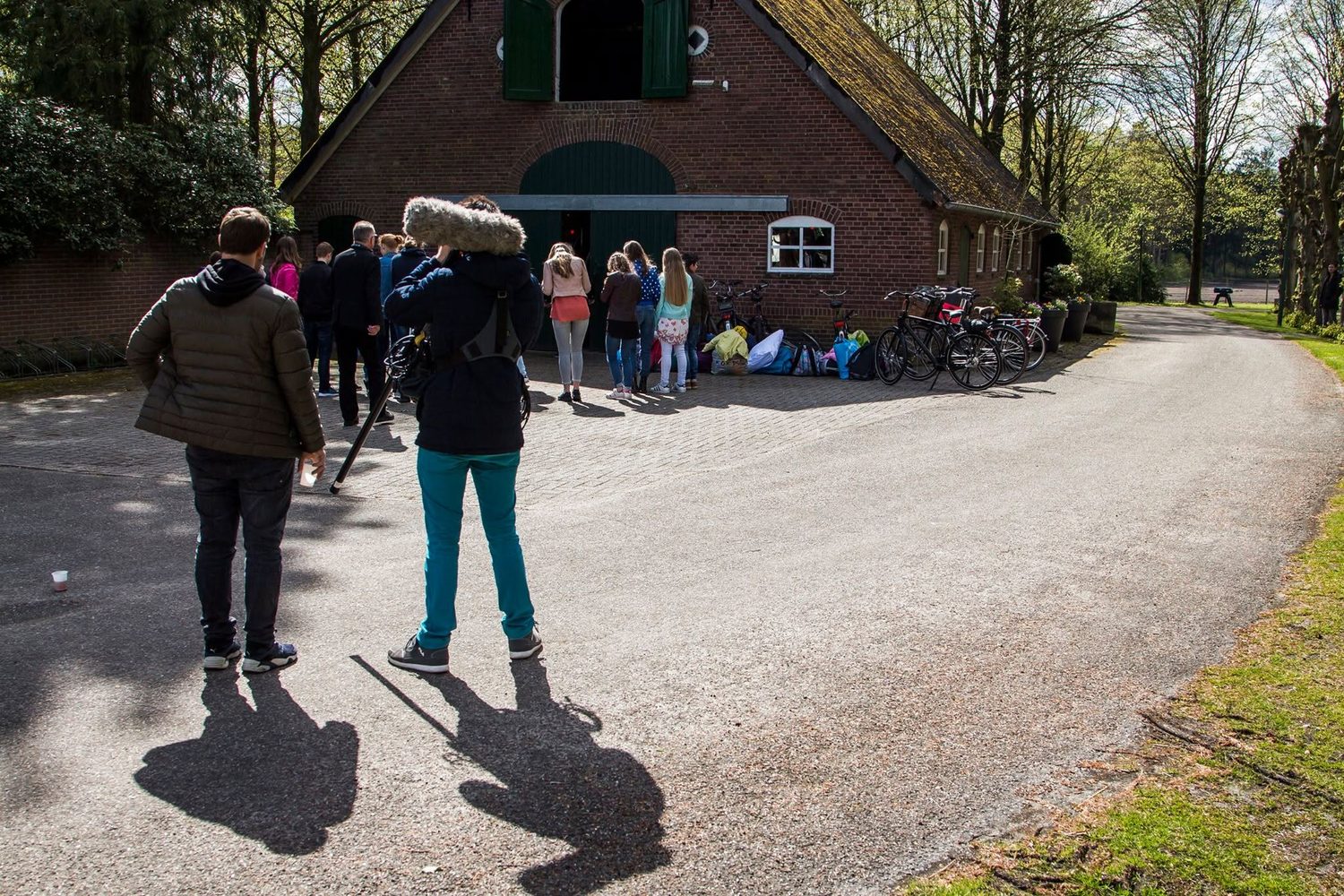 Op de set van Als..., de klas komt aan op kamp