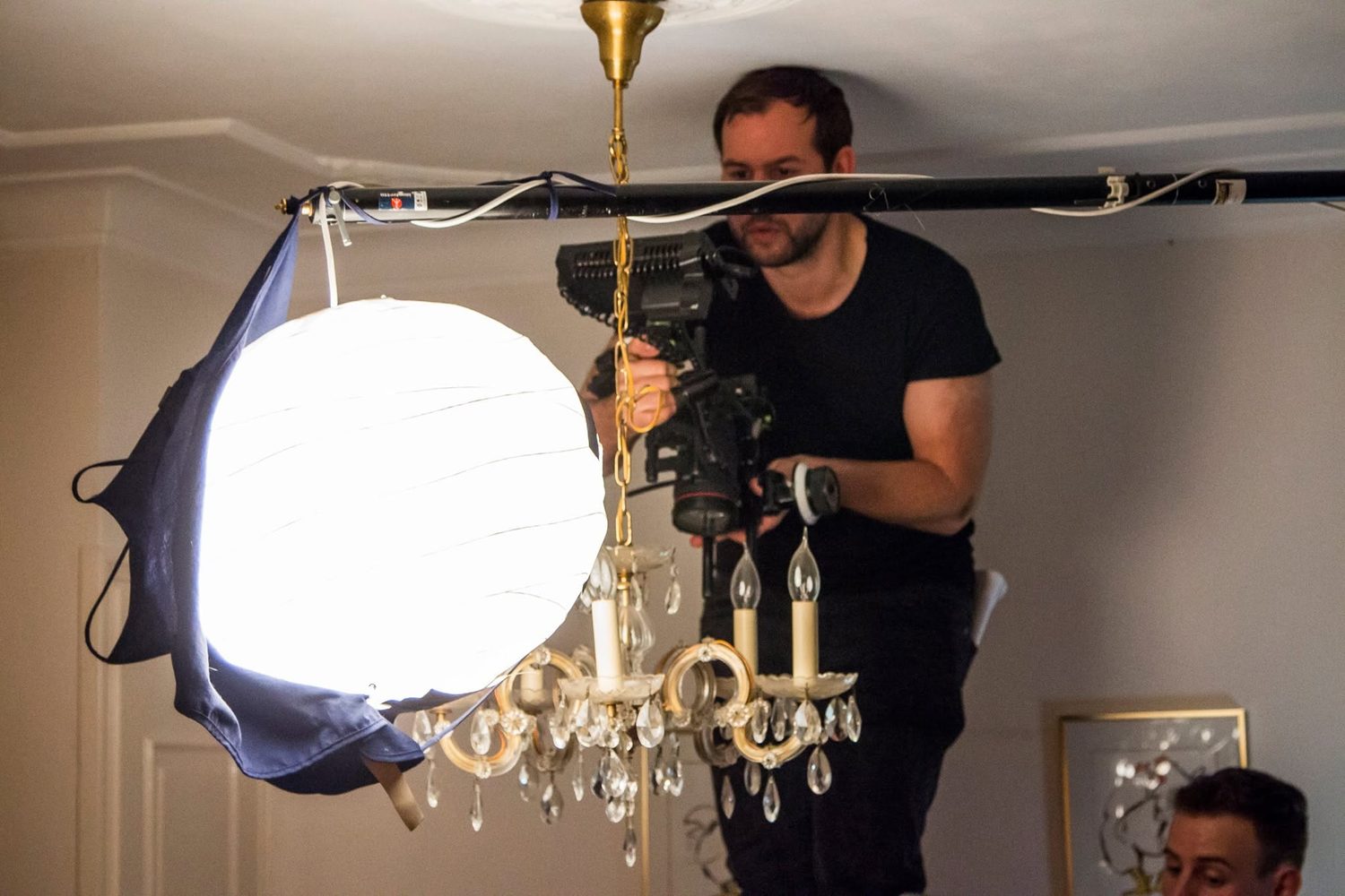 Op de set van Als..., de crew hangt een lamp op