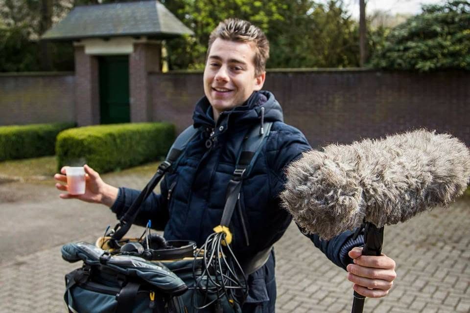 Op de set van Als..., crewlid met hengel