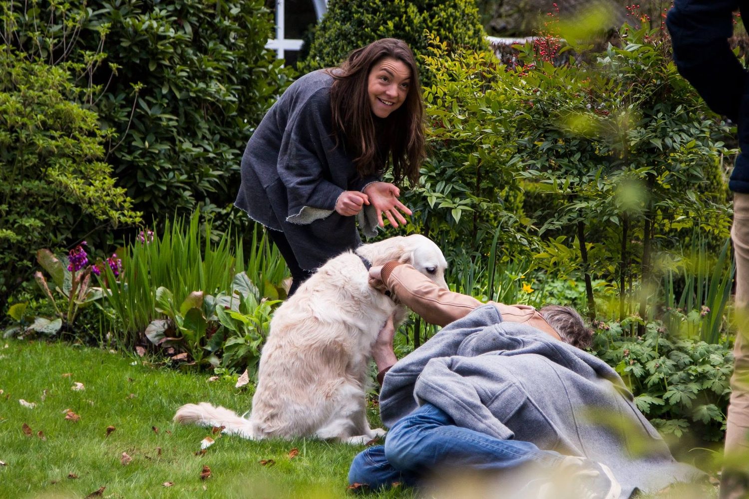Op de set van Als..., de moeder met de hond