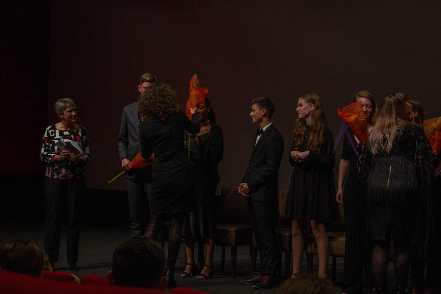 Premiere De Val, cast op het podium met rozen
