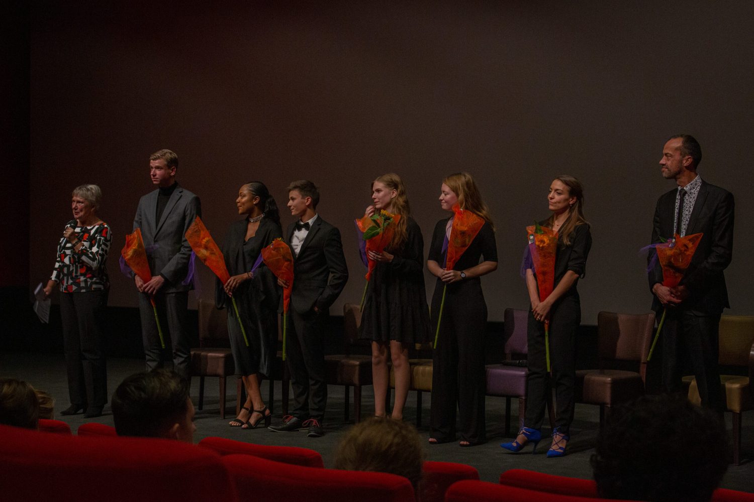 Premiere De Val, cast op het podium met rozen
